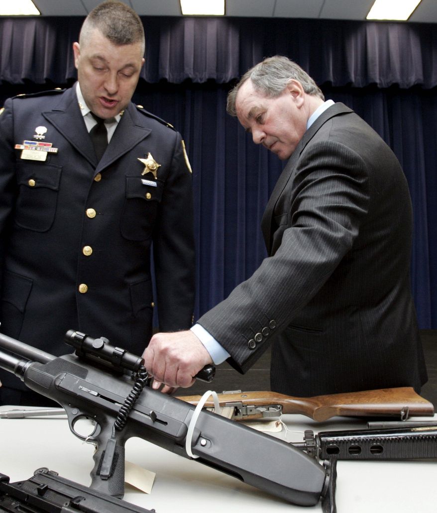 ASSOCIATED PRESS
Chicago Mayor Richard Daley, a supporter of gun control, and Chicago Police Assistant Deputy Superintendent Matt Tobias examine assault weapons in 2006.