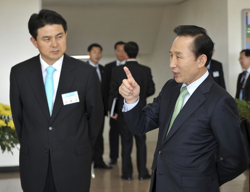 ** FILE ** South Korean President Lee Myung-bak (right) talks with Kim Tae-ho, whom Mr. Lee on Sunday named as the nation's prime minister, in Seoul in October 2008. Mr. Kim's appointment was part of a Cabinet reshuffle. (AP Photo/Yonhap)