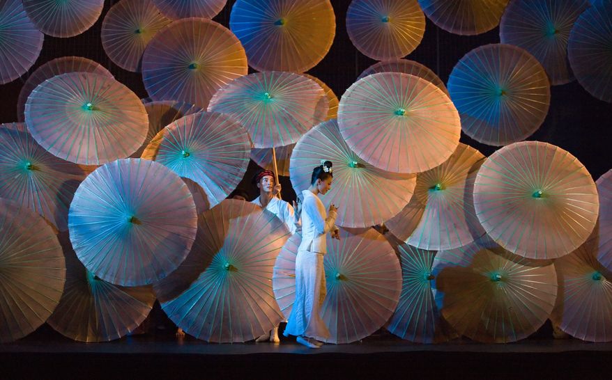 The Hong Kong Dance Company's production of "Qingming Riverside" (Conrad Dy-Liacco)
