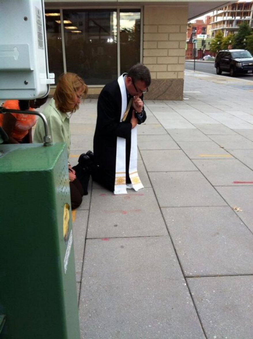 A moment of prayer near the Washington Navy Yard. (Twitter/JaredHalpern)