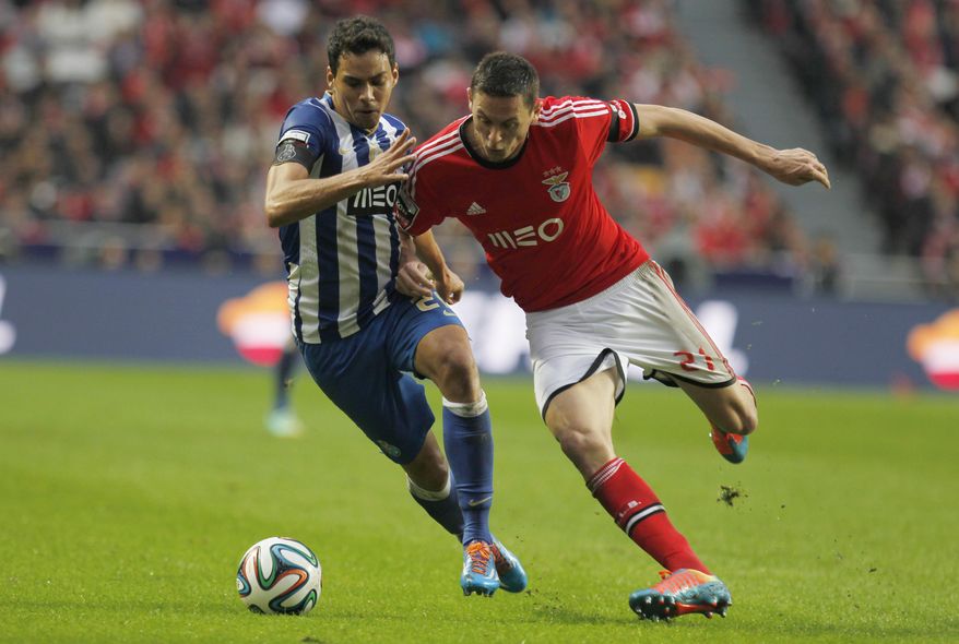 Porto's Carlos Eduardo, left, vies for the ball with Benfica's Nemanja Matic, right, during the Portuguese league soccer match between Benfica and Porto at Benfica's Luz stadium in Lisbon, Sunday, Jan. 12, 2014. (AP Photo/Francisco Seco)