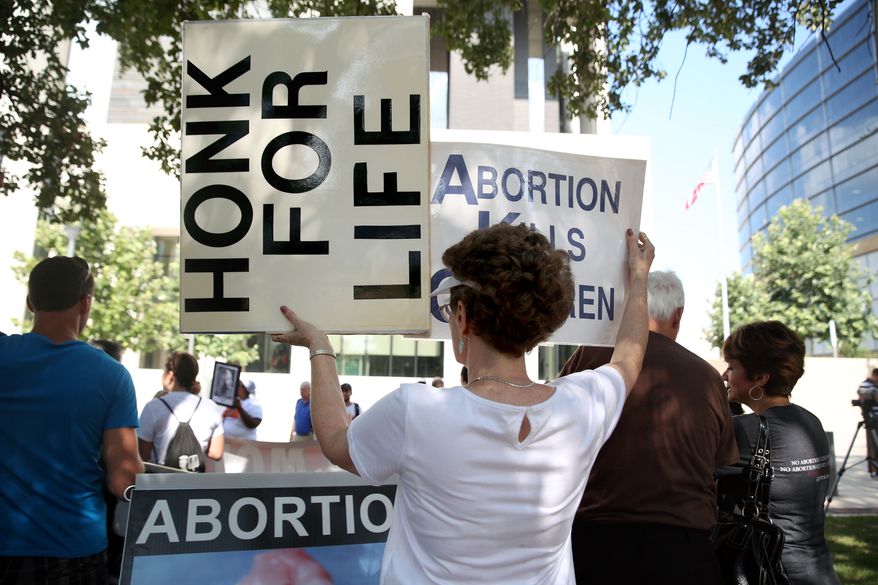 Pro-choice and pro-life groups rally near the federal courthouse in Austin, Texas, on Aug. 4. (AP Photo/Austin American-Statesman, Reshma Kirpalani)
