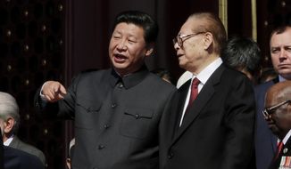 Président chinois Xi Jinping, à gauche, des entretiens avec l'ancien président chinois Jian Zemin lors d'un défilé commémorant le 70e anniversaire du Japon & # 39; la reddition de la Seconde Guerre mondiale tenue en face de la porte Tiananmen, à Pékin, le jeudi 3 septembre 2015. (AP Photo / Ng Han Guan)