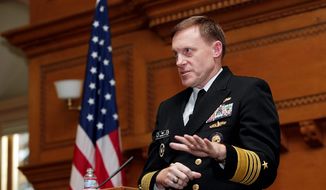 Navy Adm. Mike Rogers, commandant de l'US Cyber ​​Command, a été l'une des principales voix au sein de l'administration poussent pour une position de dissuasion contre les cyberattaques plus fort. (Associated Press) ** ** FICHIER