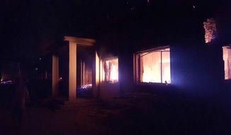 Les Médecins Sans Frontières centre de traumatologie est vu dans les flammes, après les explosions à proximité de leur hôpital dans la ville afghane de Kunduz. (Médecins Sans Frontières par Associated Press)