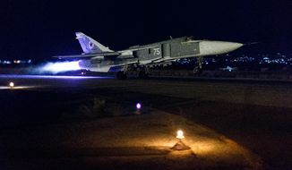 Un Russe Su-24 bombardier décolle pour une mission de nuit de combat en Syrie. (Ministère russe de la Défense Service de presse par l'intermédiaire d'Associated Press)