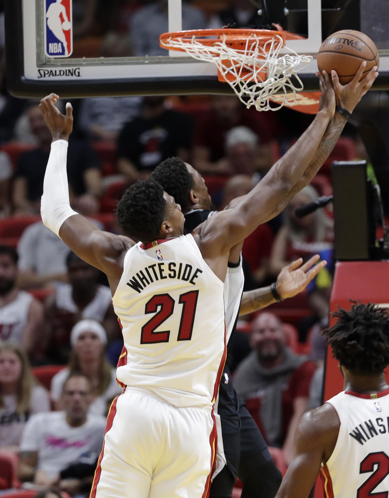 Whiteside dominates, Heat top Spurs 95-88