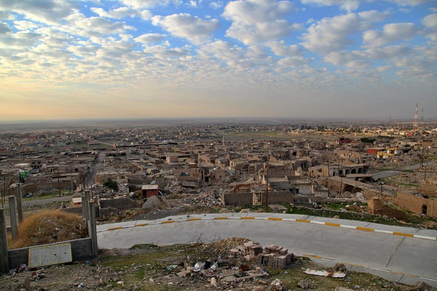 伊拉克北部小镇辛加尔(Sinjar)遗留下来的废墟的景色,伊拉克军队最近搬到那里以恢复联邦政府的控制。 2020年12月4日,星期五。一项新协议旨在为伊拉克带来秩序'位于辛加尔(Sinjar)的北部地区,该地区是被伊斯兰国集团残酷殴打的Yazidi少数民族。由于IS'秋天,民兵纠缠的网状组织在叙利亚边界附近的地区奔跑。现在,他们的旗帜在下降,伊拉克军队近20年来首次在辛贾尔部署。 (美联社照片/ Samya Kullab)