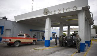 Mexican soldiers check cars at the customs checkpoint in Miguel Aleman, on Mexico&#39;s northeastern border with the U.S., Wednesday, March 18, 2009. (AP Photo/Alexandre Meneghini)