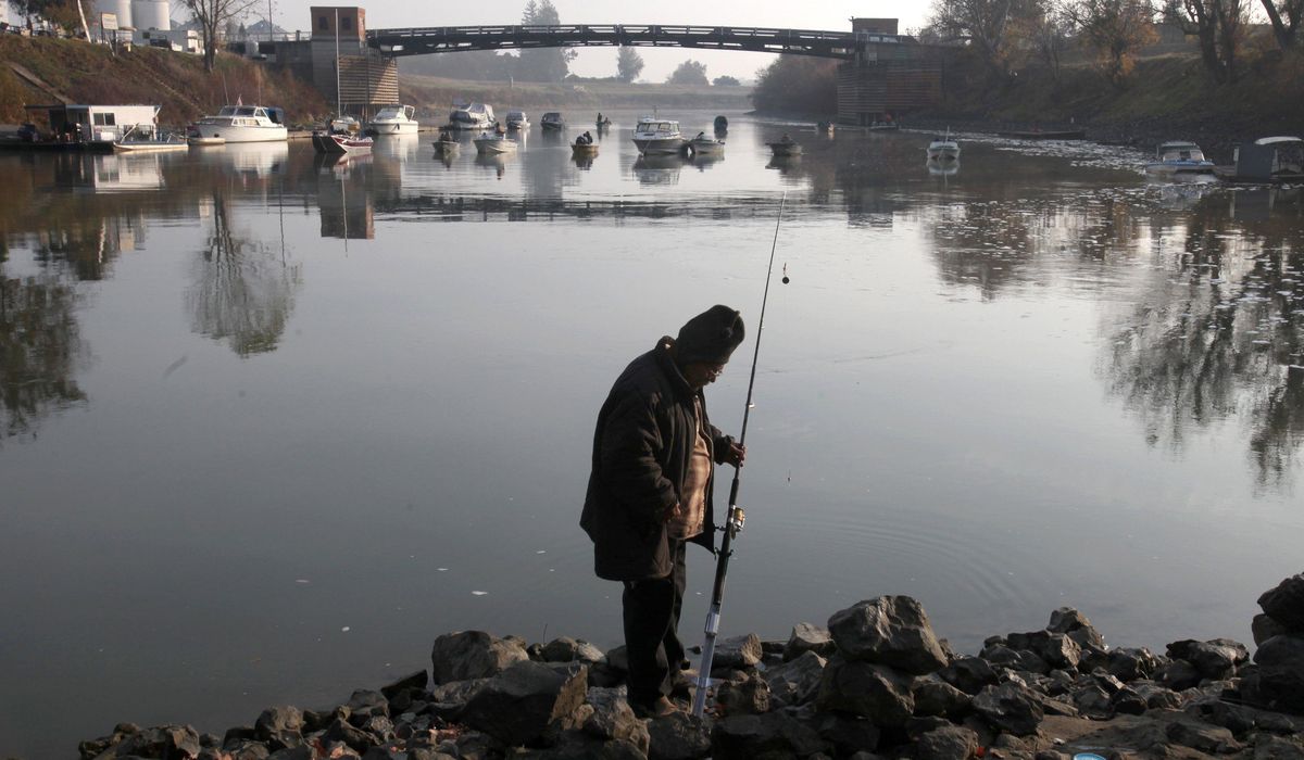 NextImg:Minnesota teen fishes out wallet containing $2,000, returns it to Iowa farmer who lost it a year ago