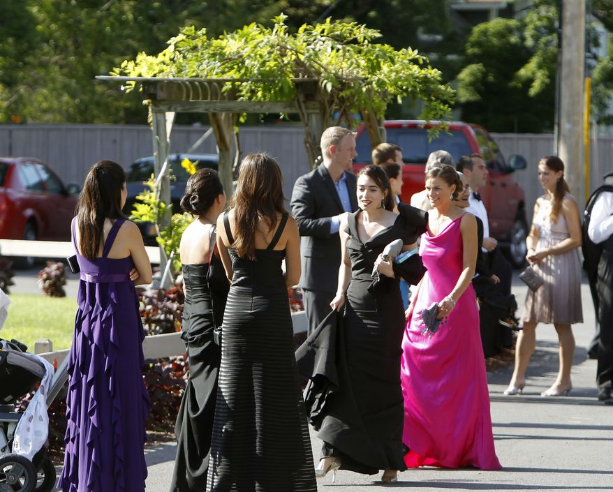 People wait for a bus to depart the Delamater Inn to go to Chelsea Clinton's and Marc Mezvinsky's wedding in Rhinebeck, N.Y., on Saturday, July 31, 2010. (AP Photo/Mike Groll)