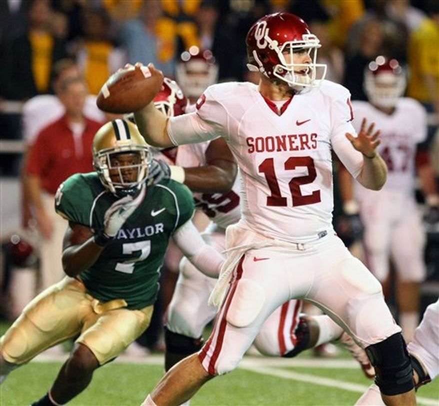 Oklahoma's DeMarco Murray (7) scores on a touchdown-run as Baylor defenders Mikail Baker (5) and Tyler Stephenson (27) give chase in the first half of an NCAA college football game, Saturday Nov. 20, 2010, in Waco, Texas. (AP Photo/Rod Aydelotte)