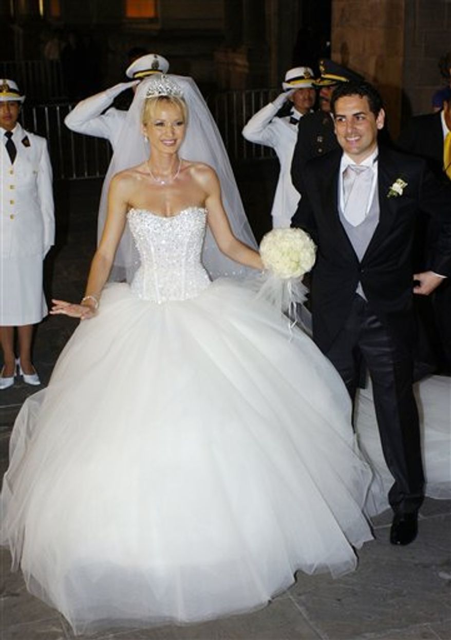 In this April 5, 2008 photo, Peruvian opera tenor Juan Diego Florez and his wife, Australian Julia Trappe Florez, pose for photographers after their wedding in Lima, Peru. Juan Diego Florez assisted two mid-wives as they helped Julia deliver their first child, Leandro Florez at 12:25 p.m., on Saturday, April 9, 2011, in New York. Juan Diego Florez was able to hold his son for a moment before rushing off for his 1 p.m. performance at the Metropolitan Opera. (AP Photo/Karel Navarro)