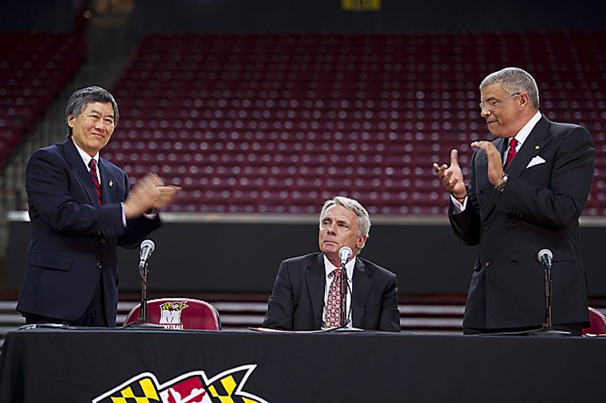 University of Maryland president Wallace Lowe, left, and Director of Athletics Kevin Anderson, right, applaud an emotional Gary Williams during a press conference Friday, May 6, 2011 at the Comcast Center in College Park, Md., where Williams officially announced his retirement as the school's basket(...)