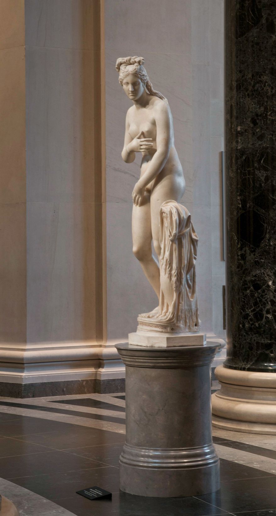The 6-foot-tall Capitoline Venus, installed in the Rotunda of the West Building of the National Gallery of Art in Washington, will be on display until Sept. 5. The statue was excavated from the buried ruins of an ancient building in Rome in the 1670s and given to the Capitoline Museum by Pope Benedict XIV in 1752. (Photograph by Rob Shelley)