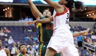 ASSOCIATED PRESS
Victoria Dunlap (right) of the Washington Mystics goes to the basket against the Seattle Storm&#x27;s Le&#x27;coe Willingham. Dunlap was playing in place of injured forward Crystal Langhorne.