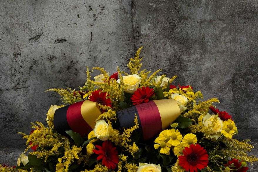 A wreath of flowers and ribbons in the German national colors is placed by the Berlin Wall Memorial at Bernauer Strasse in Berlin, Saturday, Aug. 13, 2011. (Photo/Markus Schreiber)