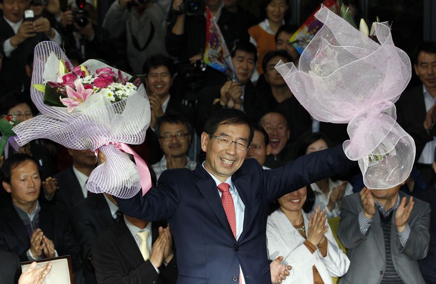 Park Won-soon, an independent candidate for mayor of Seoul, greets supporters at his campaign office in Seoul on Thursday, Oct. 27, 2011. (AP Photo/Lee Jin-man)