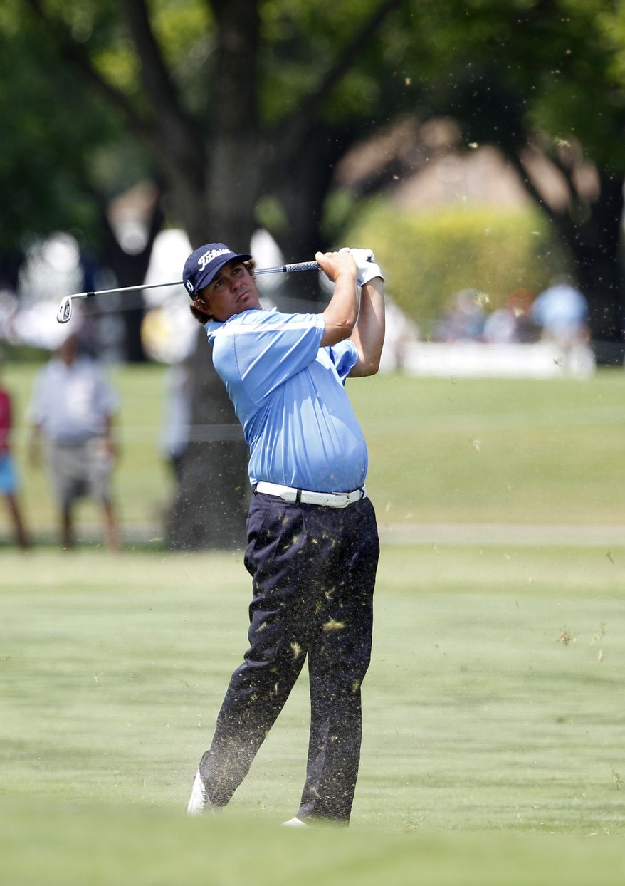 Jason Dufner watches his shot off the seventh fairway during the second round of the PGA Colonial golf tournament Friday, May 25, 2012, in Fort Worth, Texas. Dufner finished the second round at 11-under, 129. (AP Photo/Tony Gutierrez)