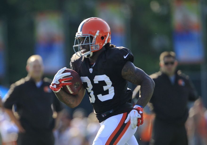 Cleveland Browns running back Trent Richardson runs the ball during NFL football training camp Sunday, July 29, 2012, in Berea, Ohio. (AP Photo/Tony Dejak)