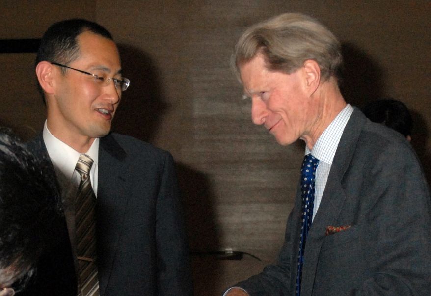 ** FILE ** Japanese scientist Shinya Yamanaka (left) and British researcher John Gurdon, winners of the 2012 Nobel Prize in medicine, speak to each other at a symposium in Tokyo in April 2008. (AP Photo/Kyodo News)
