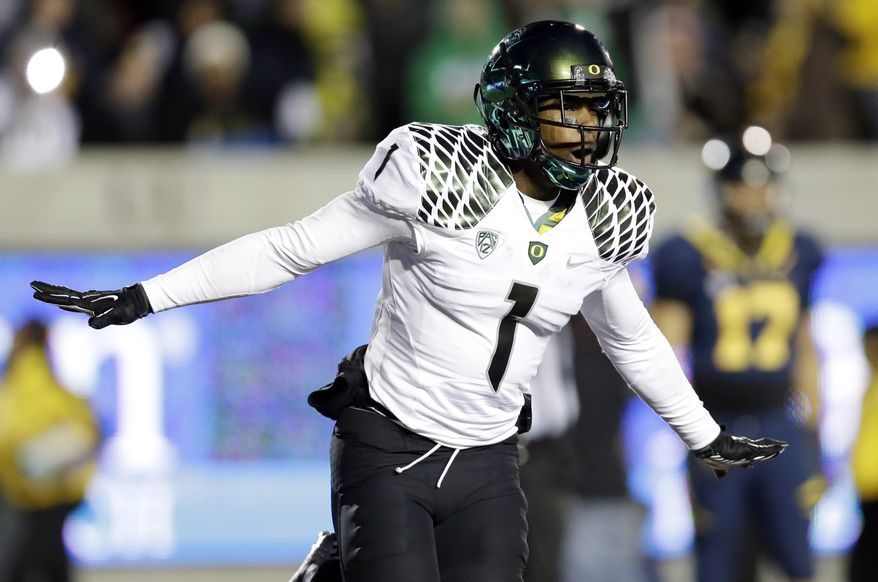 Oregon wide receiver Josh Huff celebrates after his 35-yard touchdown catch against California during the second half of Oregon's 59-17 win in Berkeley, Calif., on Nov. 10, 2012. (Associated Press)