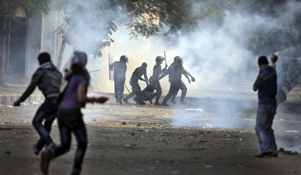 Ситуация без изменений. Протестующие в Каире 2012. Толпа слезоточивый ГАЗ. Протесты в Египте.