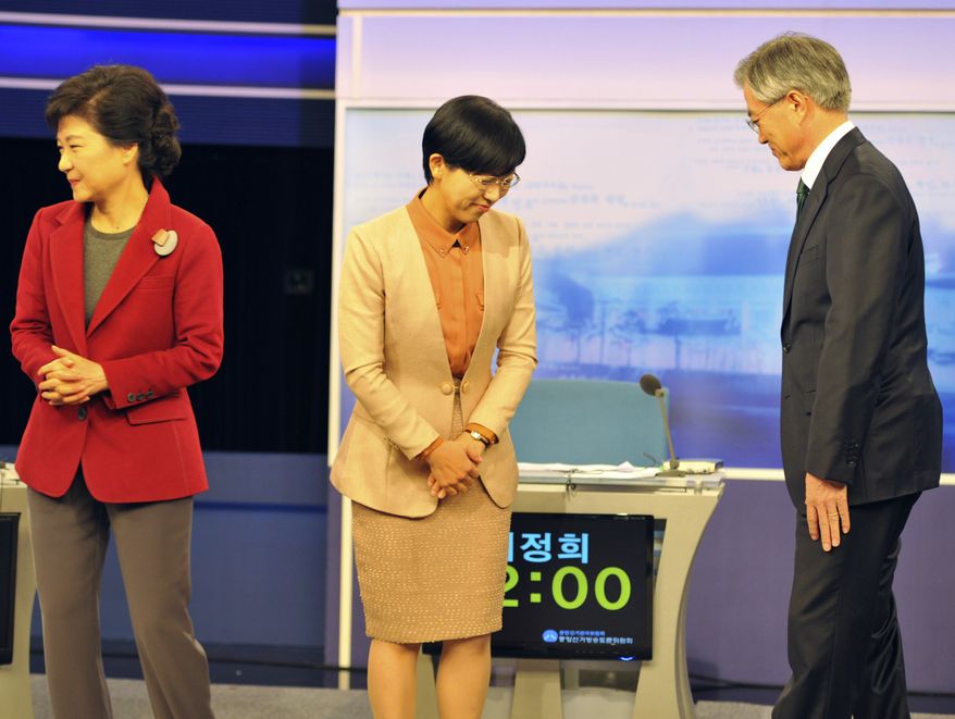South Korean presidential candidates (from left) Park Geun-hye of the ruling Saenuri Party, Lee Jung-hee of the opposition Unified Progressive Party and Moon Jae-in of the main opposition Democratic United Party prepare for a televised debate in Seoul on Monday, Dec. 10, 2012. (AP Photo/Kim Jae-hwan, Pool)