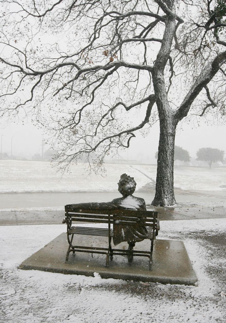 Snow falls on the Mark Twain statue on the banks of the Trinity River in Fort Worth, Texas on Christmas Day, Tuesday, Dec. 25, 2012. (AP Photo/The Fort Worth Star-Telegram, Ben Noey Jr.)