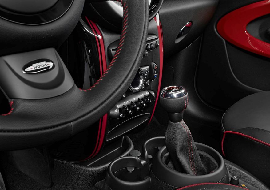 The distinctively designed interior includes sports seats, a sports steering wheel and interior trim strips in piano black.