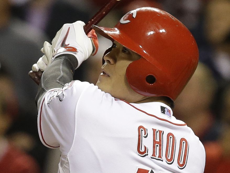 Cincinnati Reds' Shin-Soo Choo hits a single off New York Mets relief pitcher Sean Henn to drive in the winning run in the 10th inning of a baseball game, Monday, Sept. 23, 2013, in Cincinnati. Cincinnati won 3-2. (AP Photo/Al Behrman)