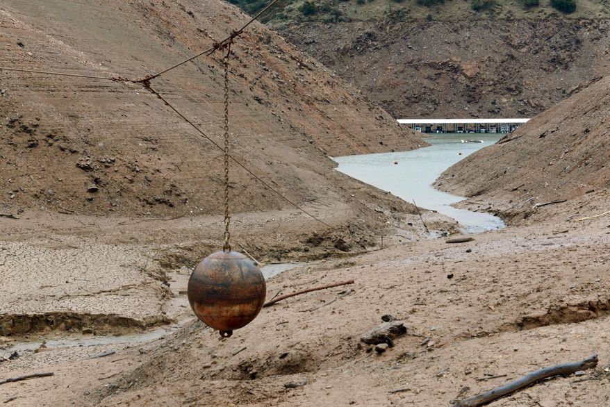 Water begins to collect in Lake Oroville at Lime Saddle Marina as rain returned to help with drought conditions Saturday, Feb. 8, 2014 in Paradise, Calif.  (AP Photo/Chico Enterprise-Record, Jason Halley)
