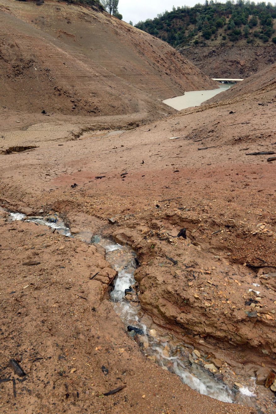 Water begins to collect in Lake Oroville at Lime Saddle Marina as rain returned to help with drought conditions Saturday,  Feb. 8, 2014 in Paradise, Calif.  (AP Photo/Chico Enterprise-Record, Jason Halley)
