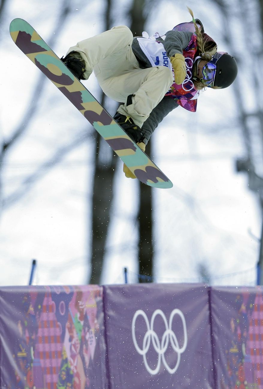 United States' Hannah Teter competes during the women's snowboard halfpipe qualifying at the Rosa Khutor Extreme Park, at the 2014 Winter Olympics, Wednesday, Feb. 12, 2014, in Krasnaya Polyana, Russia. (AP Photo/Felipe Dana)