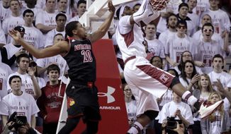 Louisville&#39;s Wayne Blackshear (20) defends as Temple&#39;s Anthony Lee scores during the first half of an NCAA college basketball game, Friday, Feb. 14, 2014, in Philadelphia. (AP Photo/H. Rumph Jr.)