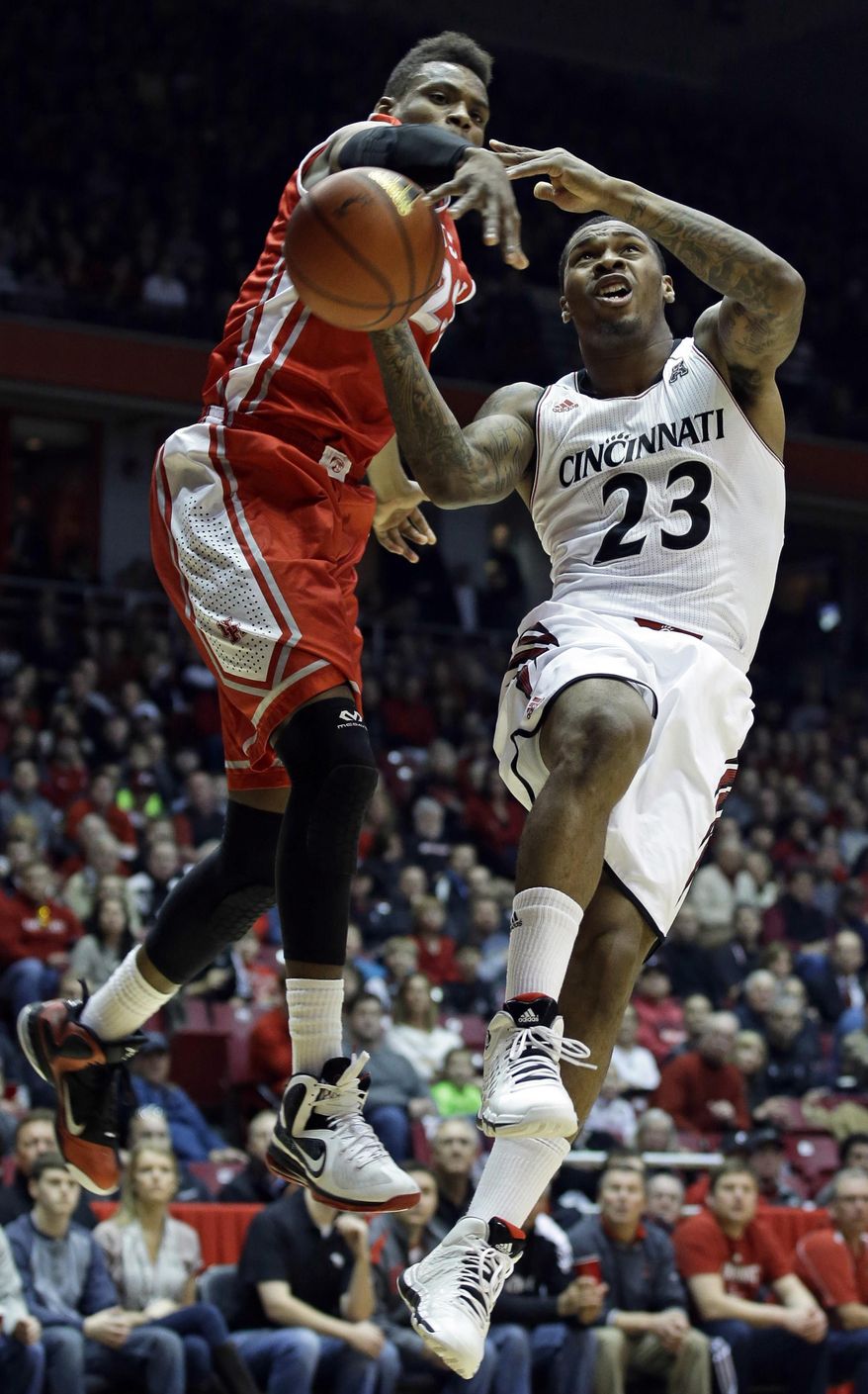 Cincinnati guard Sean Kilpatrick (23) drives against Houston forward Danuel House in the first half of an NCAA college basketball game on Saturday, Feb. 15, 2014, in Cincinnati. (AP Photo/Al Behrman)