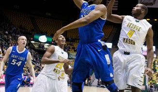 Saint Louis&#39; Dwayne Evans (21) shoots a reverse lay up while George Mason&#39;s Jalen Jenkins (20) and Erik Copes (4) look on during the first half of an NCAA college basketball game in Fairfax, Va., Wednesday, Feb. 19, 2014.  (AP Photo/Manuel Balce Ceneta)