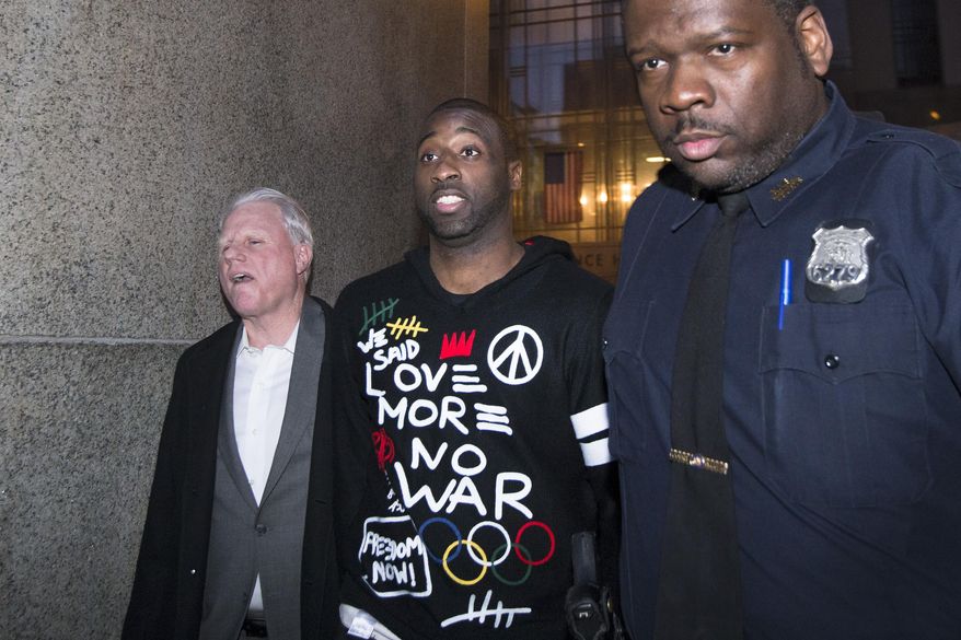 New York Knicks point guard Raymond Felton, center, leaves Manhattan Criminal Court after his arraignment, Tuesday, Feb. 25, 2014, in New York. Felton was arrested Tuesday on weapons charges after a lawyer for Felton's wife turned in a loaded gun allegedly belonging to the basketball star, saying she didn't want it in her home, police said. (AP Photo/John Minchillo)