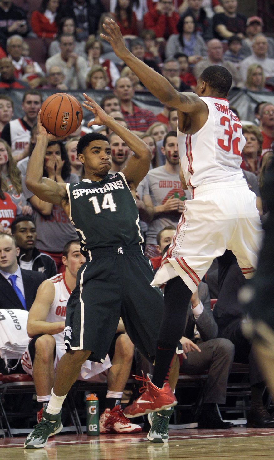 Michigan State's Gary Harris, left, looks for an open pass as Ohio State's Lenzelle Smith defends during the first half of an NCAA college basketball game Sunday, March 9, 2014, in Columbus, Ohio. (AP Photo/Jay LaPrete)