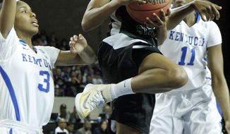 Wright State&#39;s Tay&#39;ler Mingo, middle, looks for an opening between Kentucky&#39;s Janee Thompson (3) and DeNesha Stallworth during the first half of a first-round game in the NCAA women&#39;s college basketball tournament in Lexington, Ky., Saturday, March 22, 2014. (AP Photo/James Crisp)