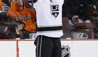 Los Angeles Kings&#39; Jeff Carter reacts after scoring a goal during the second period of an NHL hockey game against the Philadelphia Flyers, Monday, March 24, 2014, in Philadelphia. (AP Photo/Matt Slocum)