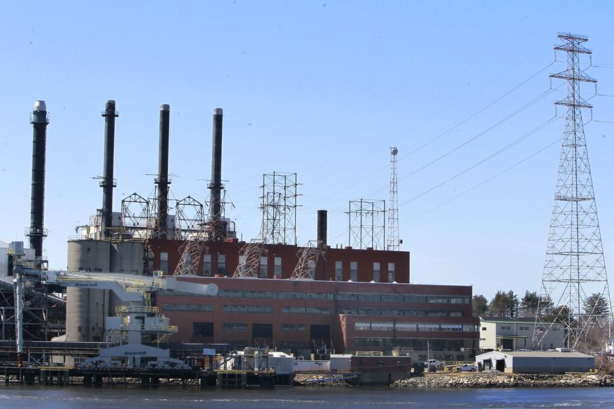 Public Service Company of New Hampshire's Schiller fossil fuel plant is seen on the banks Piscataqua River Thursday April 3, 2014 in Portsmouth, N.H.. A report released this week says that in the long term customers of PSNH would be better off if the company divested itself of its three fossil fuel plants and nine hydroelectric generators. (AP Photo/Jim Cole)
