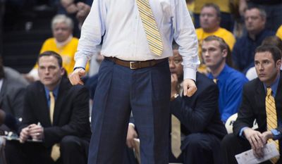 Murray State coach Steve Prohm yells instructions to his team in an NCAA college basketball game against Yale for the CollegeInsider.com tournament championship, Thursday, April 4, 2014, in Murray, Ky. (AP Photo/The Ledger, Kyser Lough)