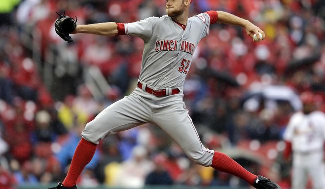 Cincinnati Reds starting pitcher Tony Cingrani throws during the first inning of a baseball game against the St. Louis Cardinals, Monday, April 7, 2014, in St. Louis. (AP Photo/Jeff Roberson)