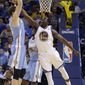Golden State Warriors&#39; Draymond Green, right, attempts to block the shot of Denver Nuggets&#39; Timofey Mozgov during the first half of an NBA basketball game Thursday, April 10, 2014, in Oakland, Calif. (AP Photo/Ben Margot)