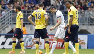 Paris Saint Germain&#39;s Edinson Roberto Cavani, second right, celebrates after he scored a goal against Sochaux during their French League One soccer match in Sochaux, eastern France, Sunday, April 27, 2014. (AP Photo/Laurent Cipriani)