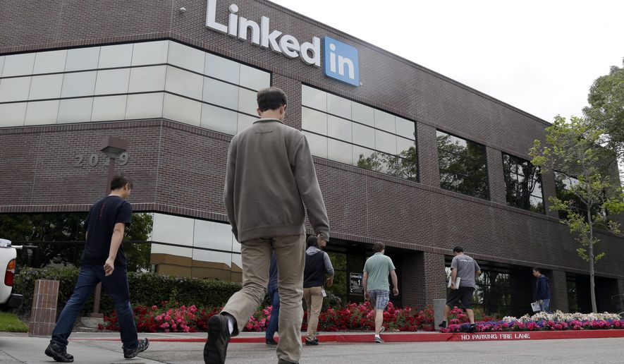 People walk outside of LinkedIn headquarters on Thursday, May 8, 2014, in Mountain View , Calif. (AP Photo/Marcio Jose Sanchez) ** FILE **