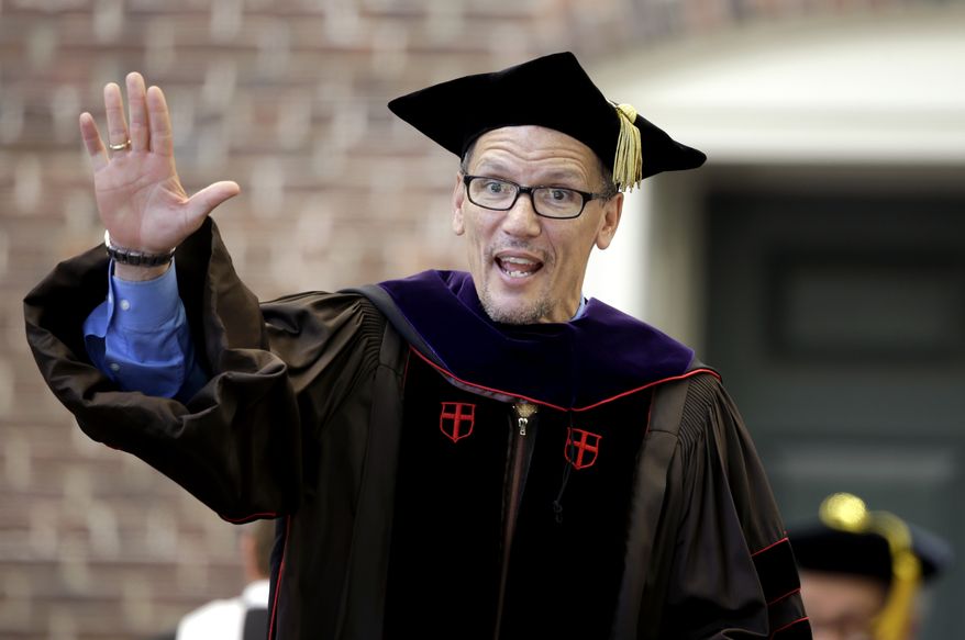 U.S. Labor Secretary Thomas Perez waves after being awarded with an honorary degree during commencement services on the campus of Brown University, Sunday, May 25, 2014, in Providence, R.I. (AP Photo/Steven Senne) ** FILE **