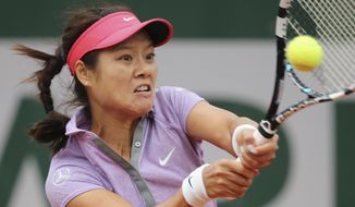 Chinas Li Na returns the ball to France&#39;s Kristina Mladenovic during their first round match of  the French Open tennis tournament at the Roland Garros stadium, in Paris, France, Tuesday, May 27, 2014. (AP Photo/David Vincent)