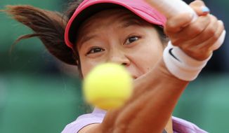 Chinas Li Na returns the ball to France&#39;s Kristina Mladenovic during their first round match of  the French Open tennis tournament at the Roland Garros stadium, in Paris, France, Tuesday, May 27, 2014. (AP Photo/David Vincent)